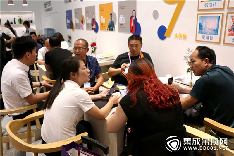 海創(chuàng)嘉興展展廳.jpg 海創(chuàng)嘉興集成吊頂展.jpg